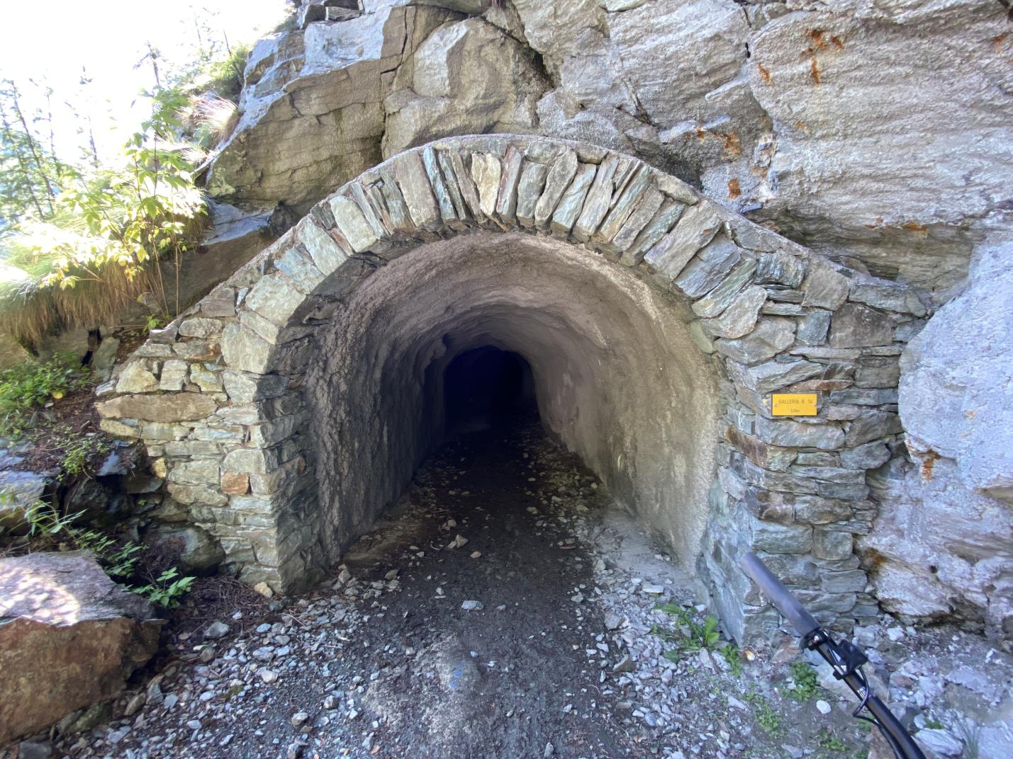 14 tunnels creusés dans la roche