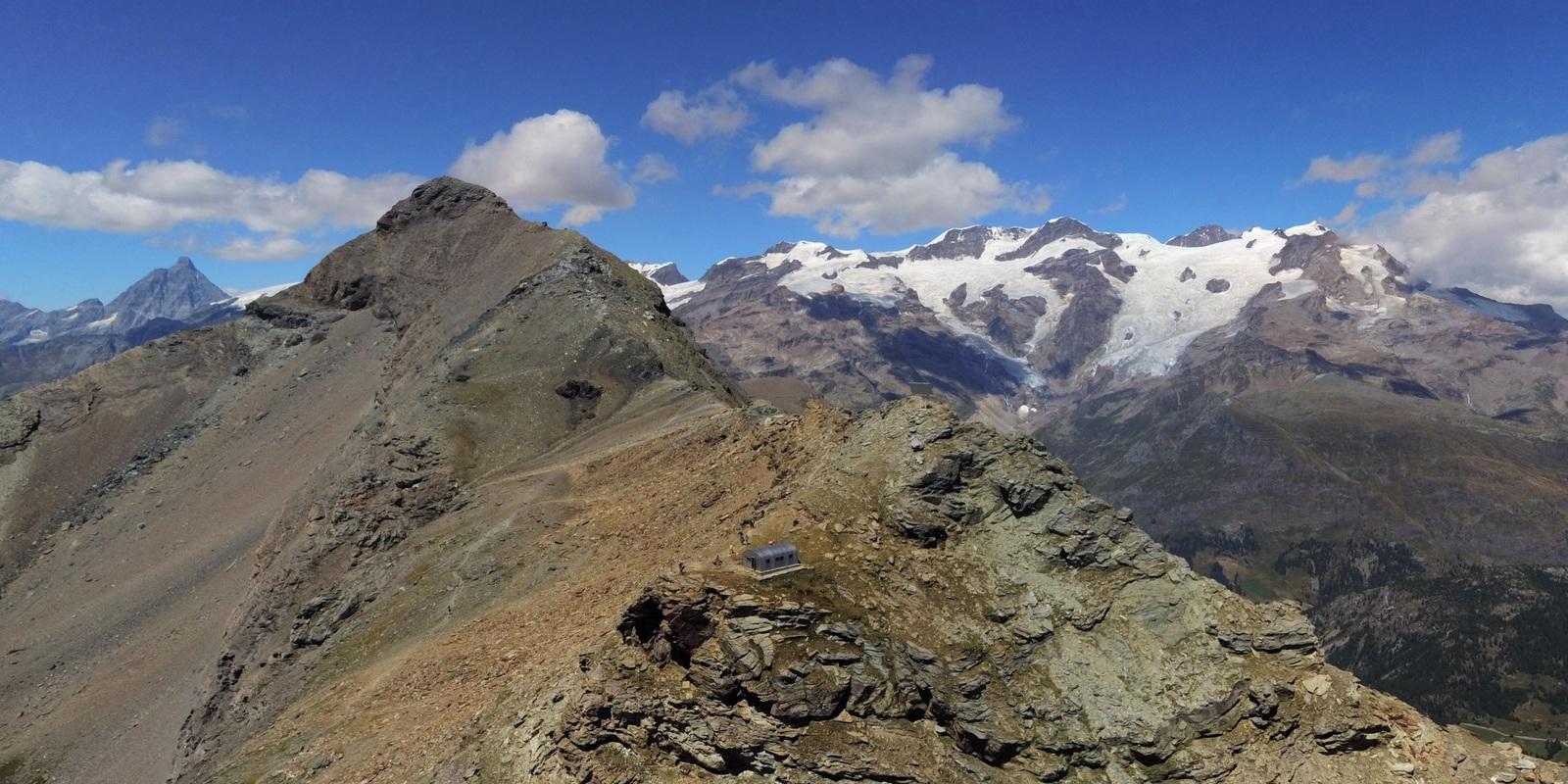 Panoramica aerea da sud con il Bivacco Lateltin in primo piano e l’evidente traccia di salita a sinistra 