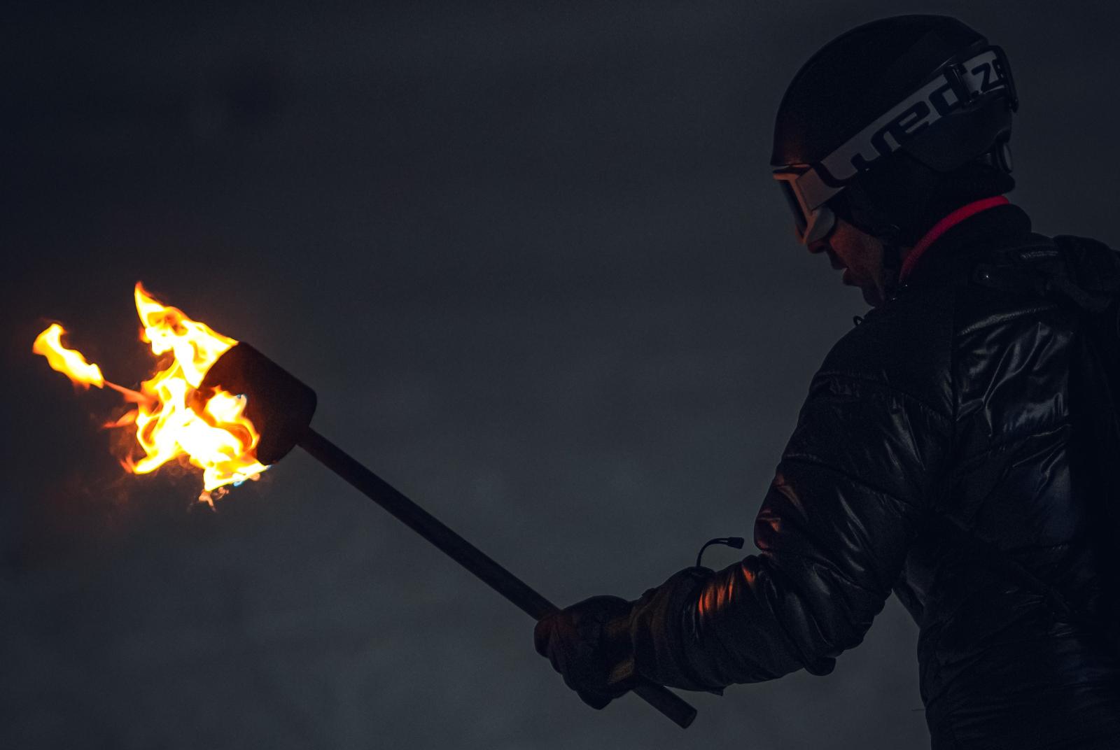 Descente en ski aux flambeaux en rose : en attendant le Giro d'Italia