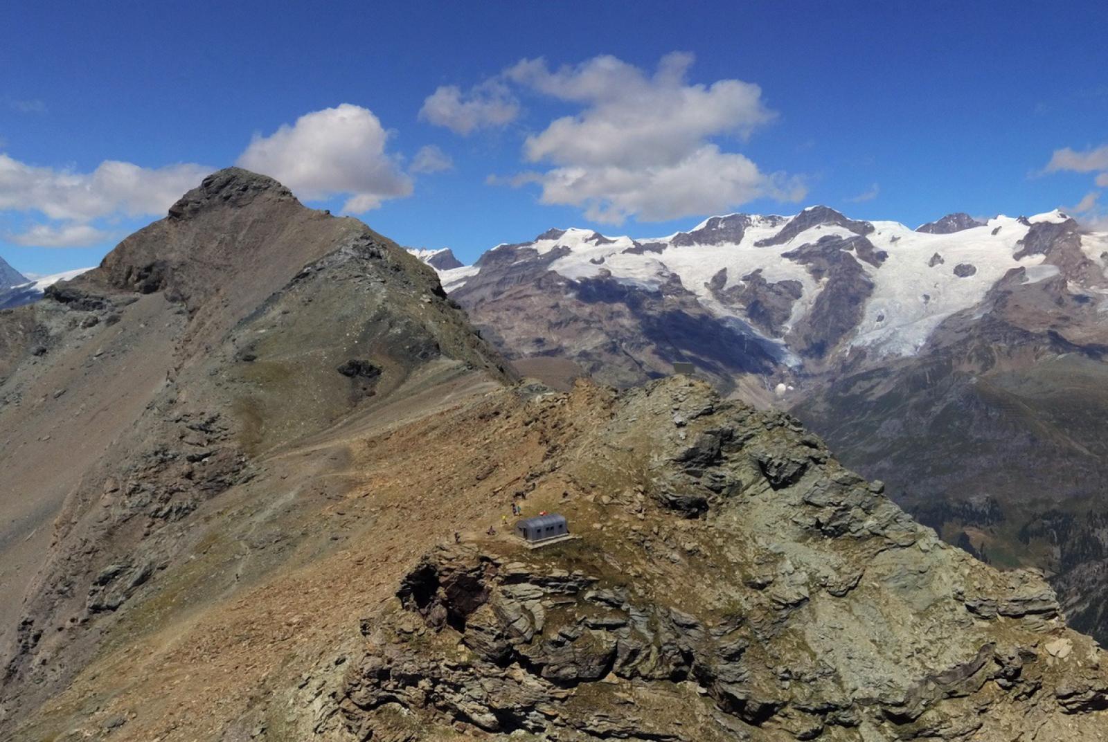 Panoramica aerea da sud con il Bivacco Lateltin in primo piano e l’evidente traccia di salita a sinistra 