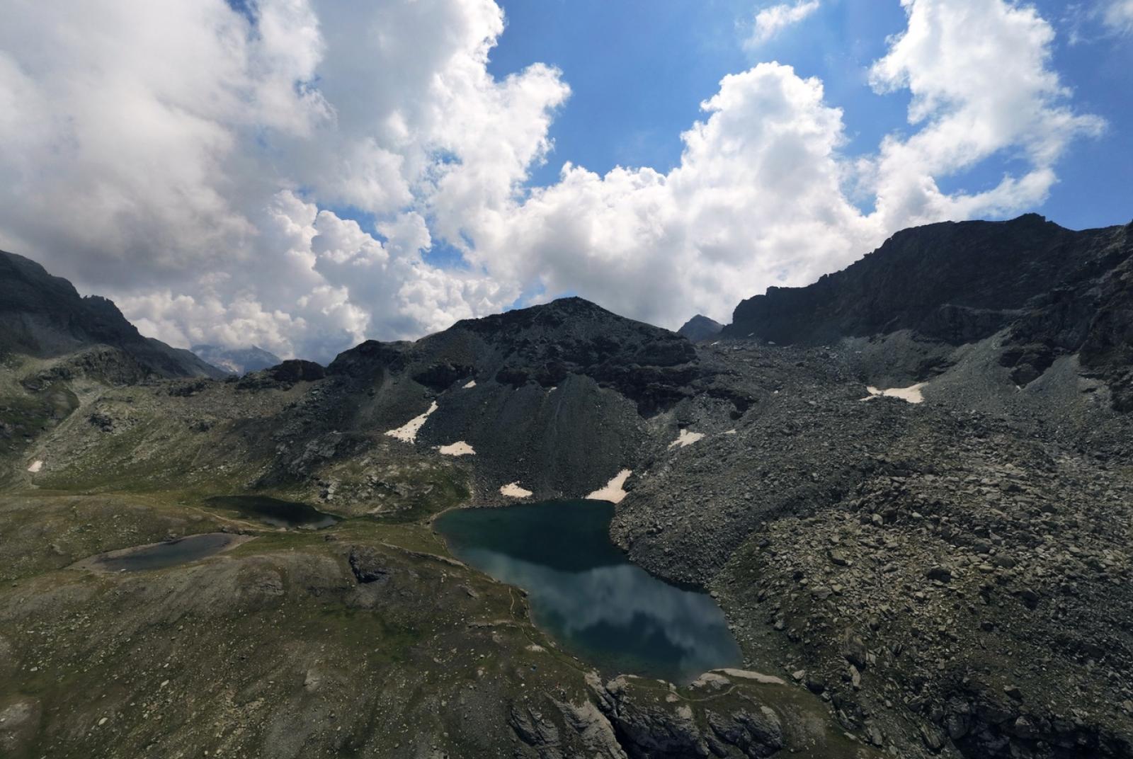 Panoramica aerea dei Laghi Pinter, con il Colle Pinter a sinistra e la Gran Cima a destra 